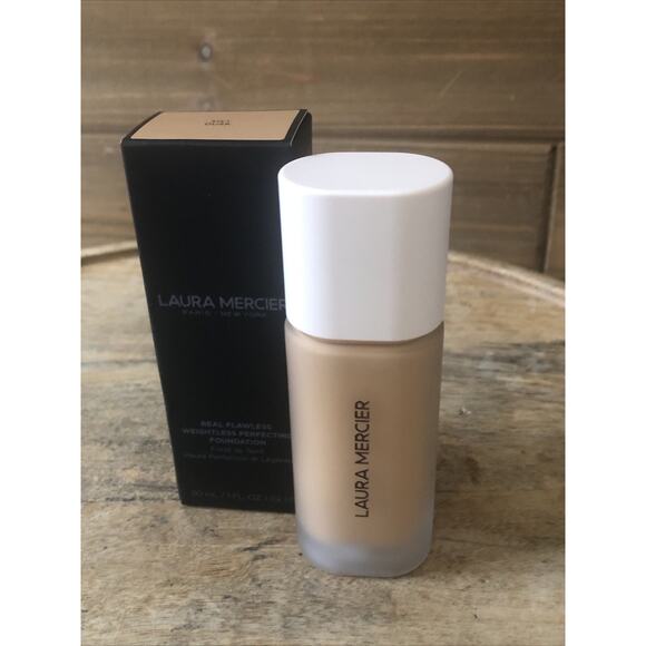 Real Flawless Weightless Perfecting Foundation - 3W1 Dusk by Laura Mercier - 1 o - Picture 2 of 5